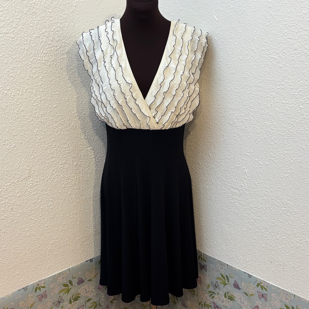 Vintage Y2K Dressbarn black and white V-neck sleeveless dress. Size 10.